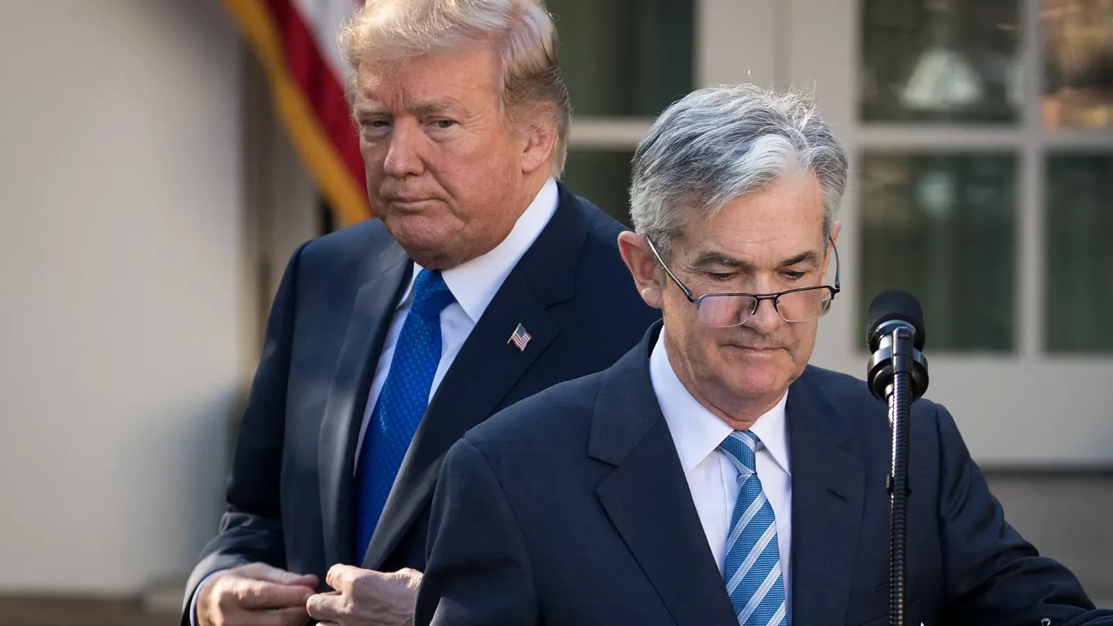 Fed Abaisse Taux, Gouverneur Trump Réclamait Détente Plus Forte