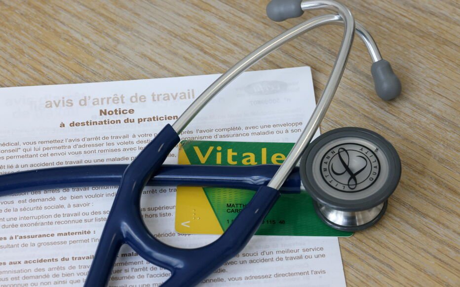 Arrêts maladie en hausse : 500 médecins sous surveillance accrue